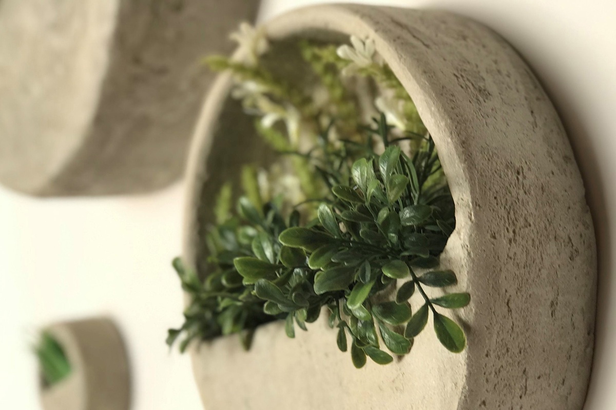 Reciclare: Păstrați vechea tigaie și transformați-o într-un element decorativ elegant pentru a agăța plante pe perete.