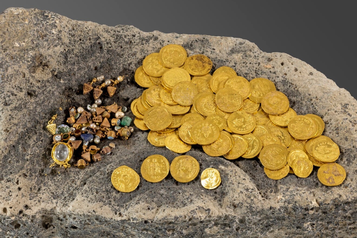 Descoperirea secolului: căuta metale și a găsit o comoară de aur veche de 2200 de ani.