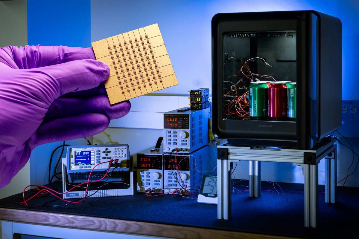 Inginerii de la Virginia Tech au dezvoltat o tehnologie de dezghețare electrostatică care îndepărtează până la 75% din gheață cu ajutorul unei plăci de cupru de înaltă tensiune, fără încălzire sau substanțe chimice.