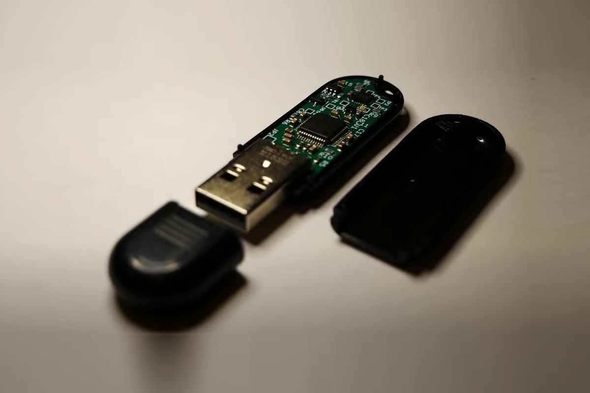 Un student s-a săturat să-și piardă mereu stick-urile USB și acum a devenit multimilionar datorită ideii sale geniale.