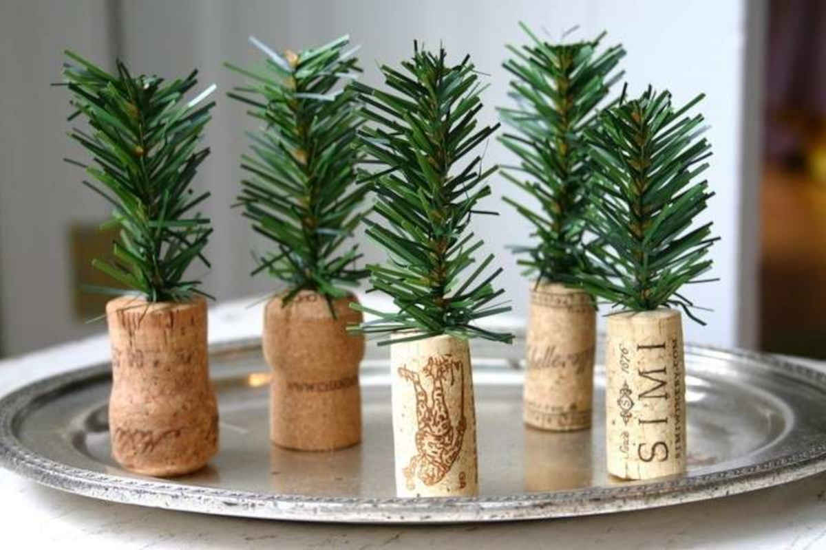 Aflați cum să realizați un element decorativ de Crăciun din dopuri vechi.